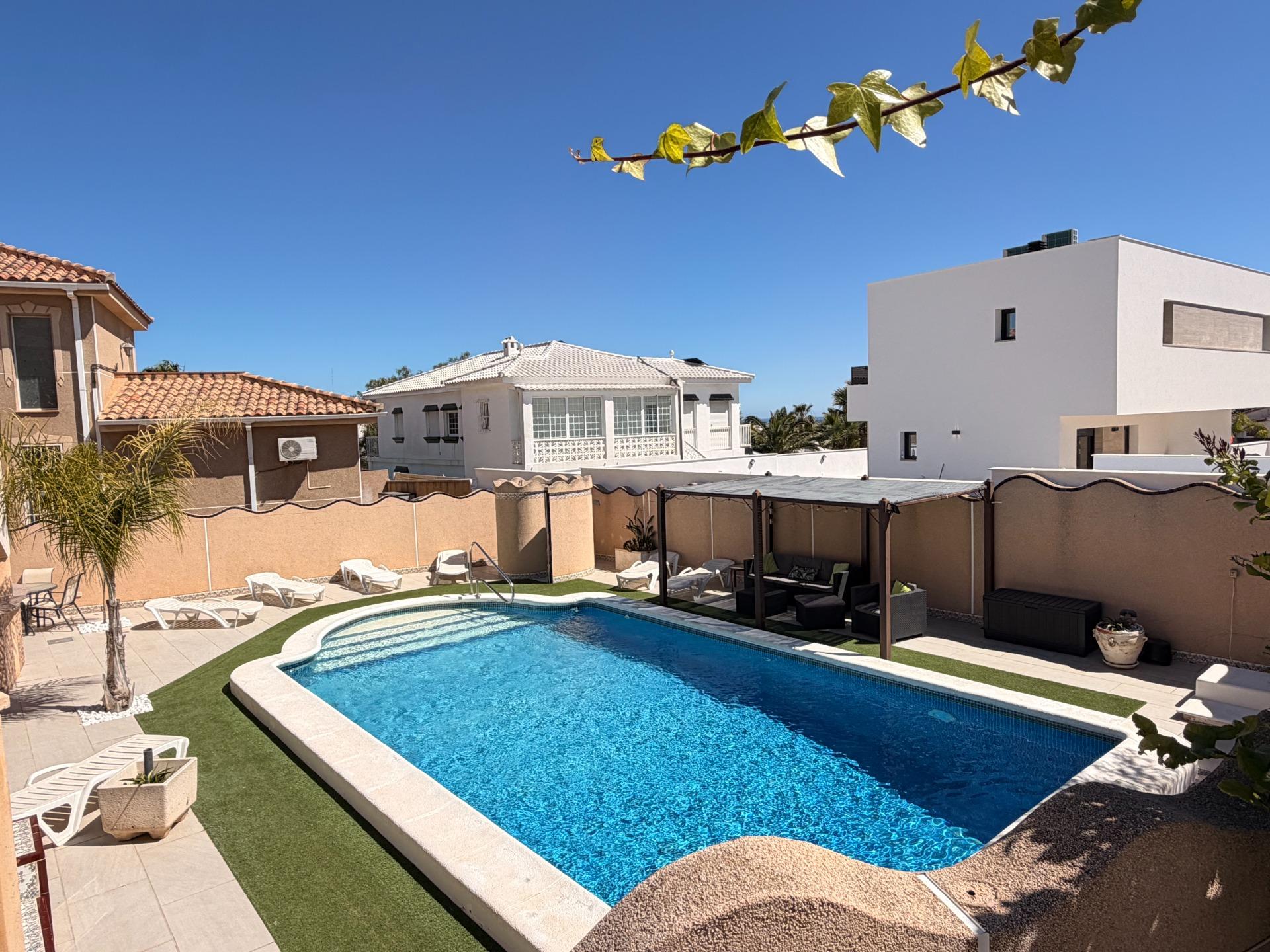 For sale - 5 Bedroom 3 Bathroom Villa in Ciudad Quesada - Ciudad Quesada  - Alicante