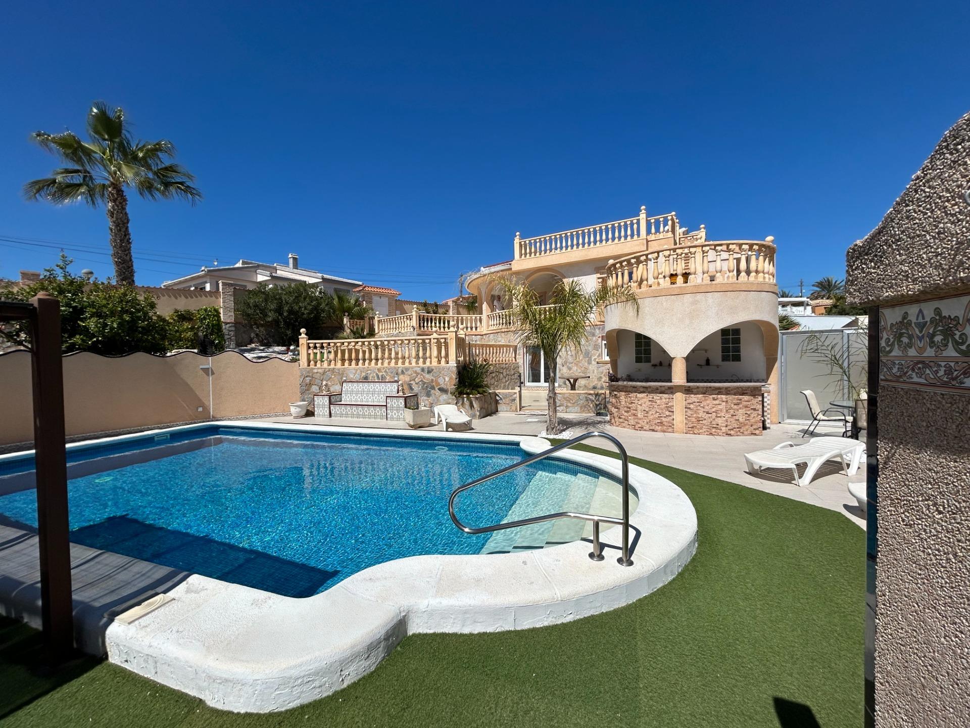 For sale - 5 Bedroom 3 Bathroom Villa in Ciudad Quesada - Ciudad Quesada  - Alicante