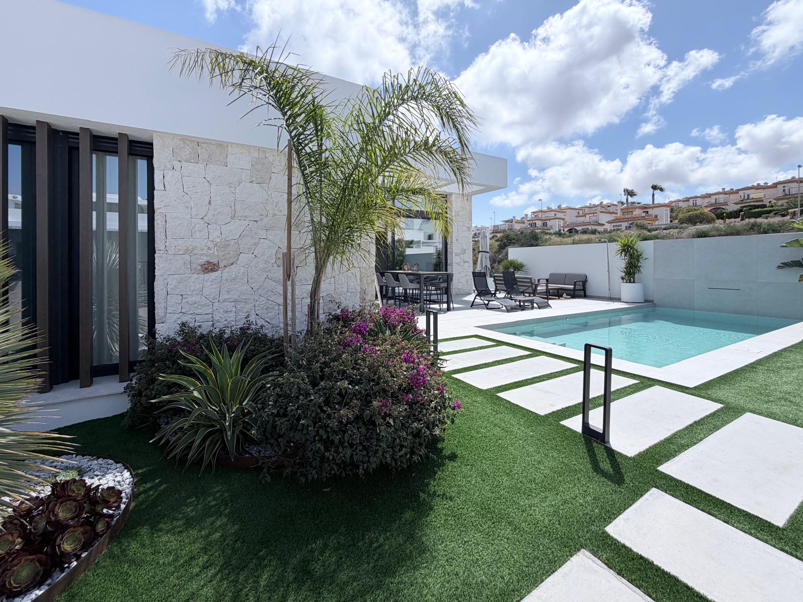For sale - 4 Bedroom 4 Bathroom Villa in Rojales - Inland  - Alicante