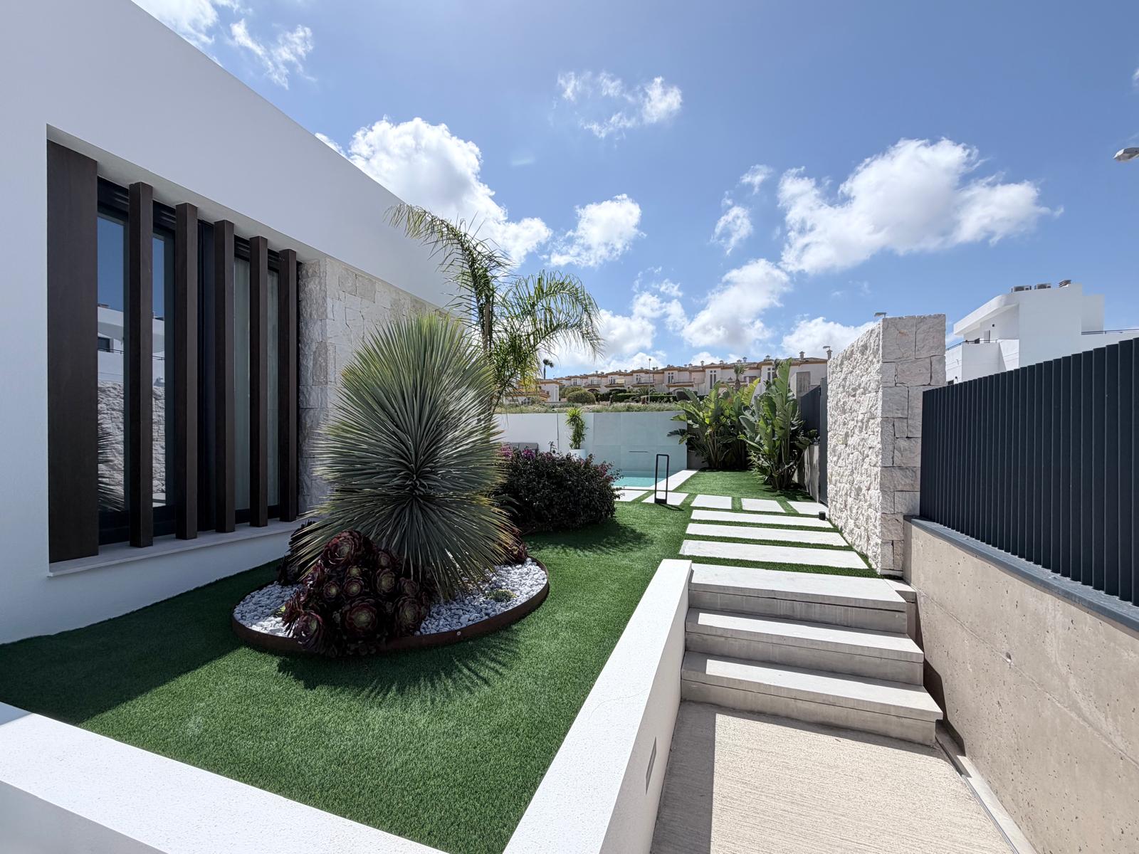 For sale - 4 Bedroom 4 Bathroom Villa in Rojales - Inland  - Alicante