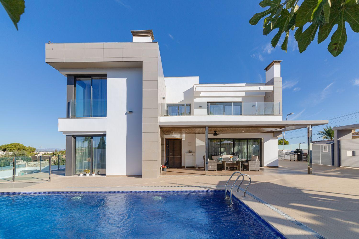 For sale - 3 Bedroom 4 Bathroom Villa in Torrevieja - Costa Blanca  - Alicante
