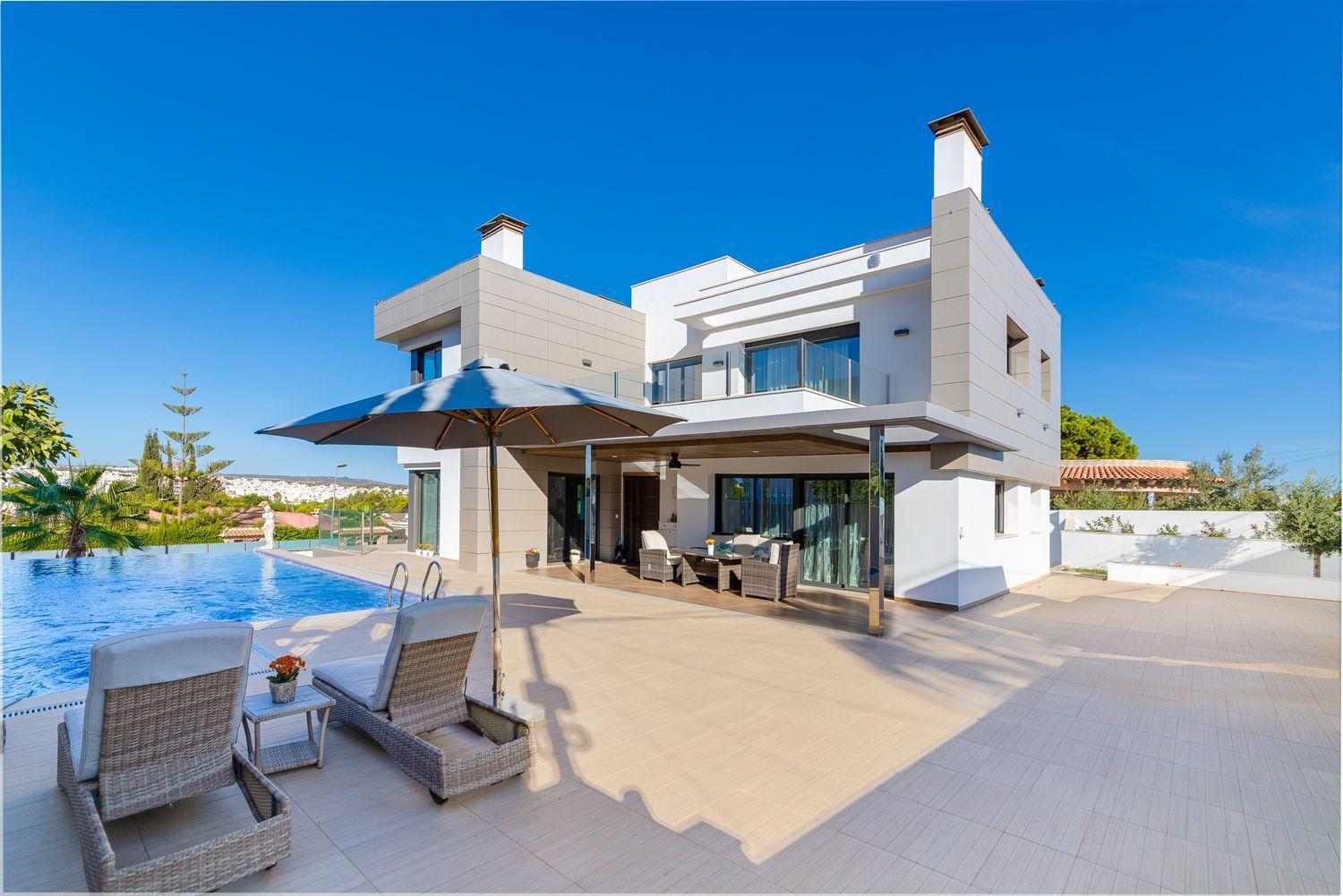For sale - 3 Bedroom 4 Bathroom Villa in Torrevieja - Costa Blanca  - Alicante