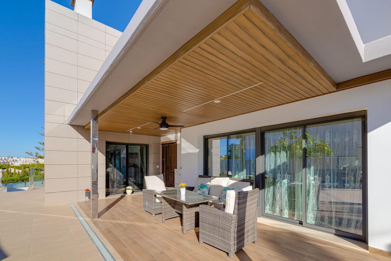 For sale - 3 Bedroom 4 Bathroom Villa in Torrevieja - Costa Blanca  - Alicante
