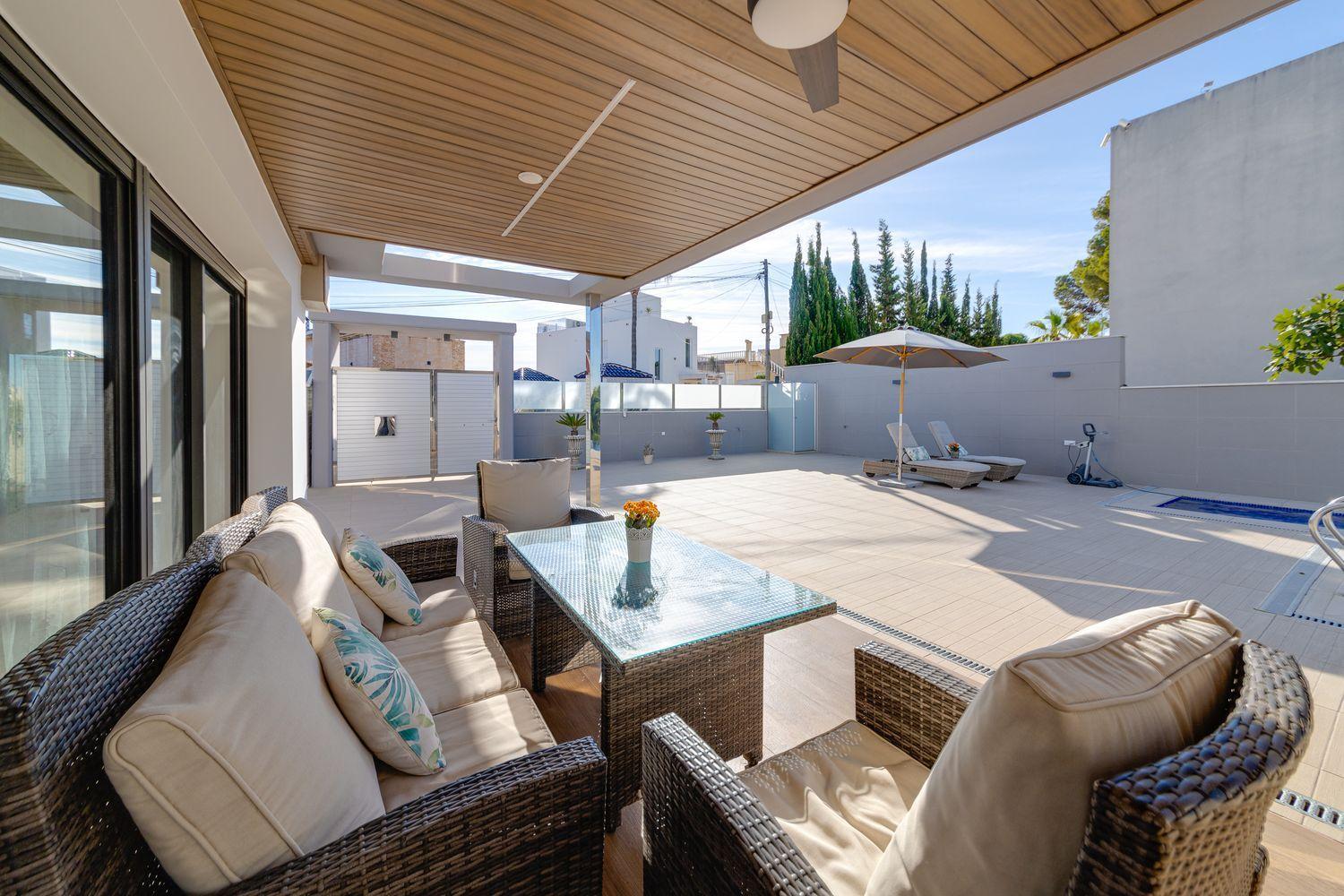 For sale - 3 Bedroom 4 Bathroom Villa in Torrevieja - Costa Blanca  - Alicante