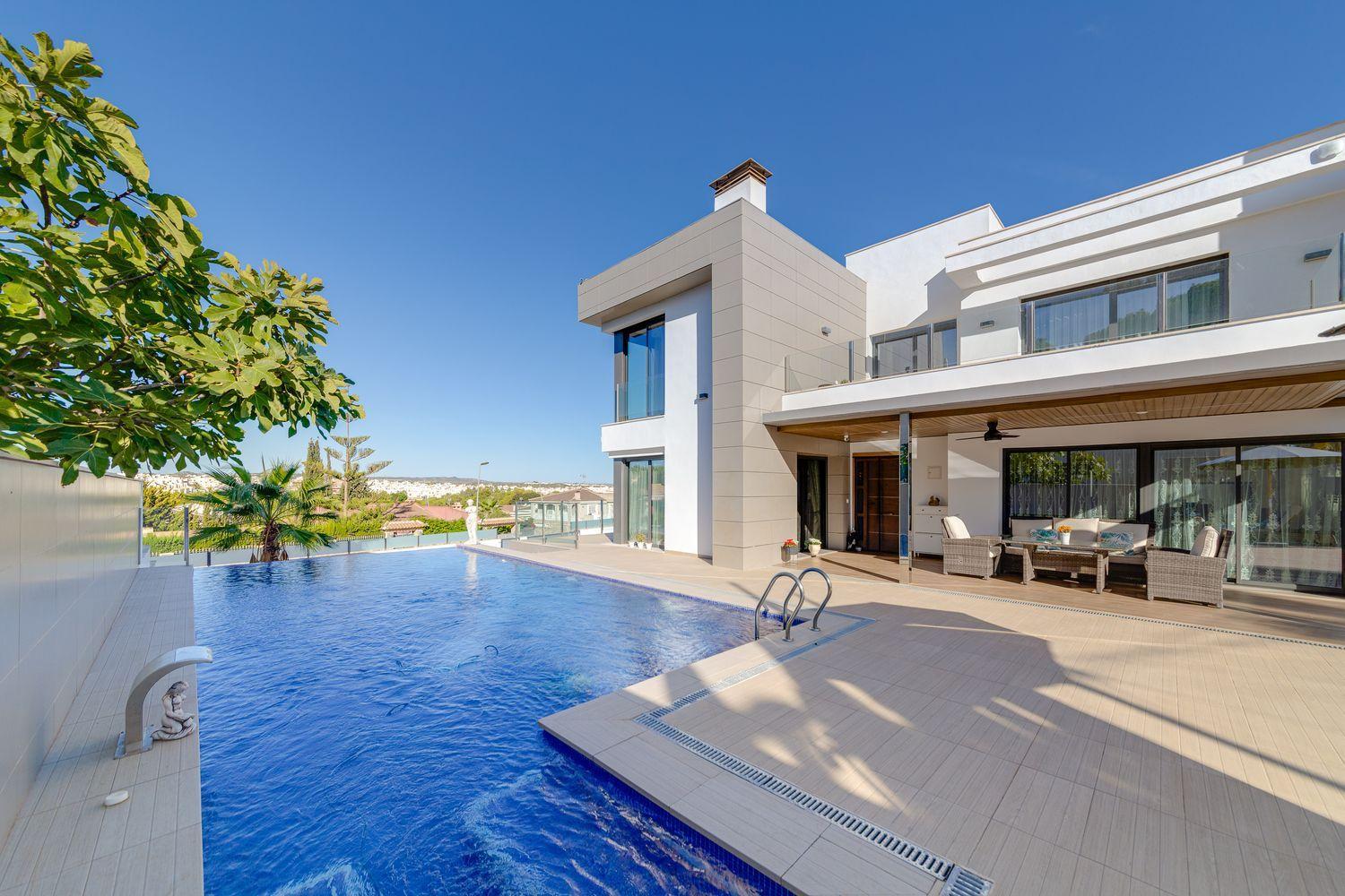 For sale - 3 Bedroom 4 Bathroom Villa in Torrevieja - Costa Blanca  - Alicante