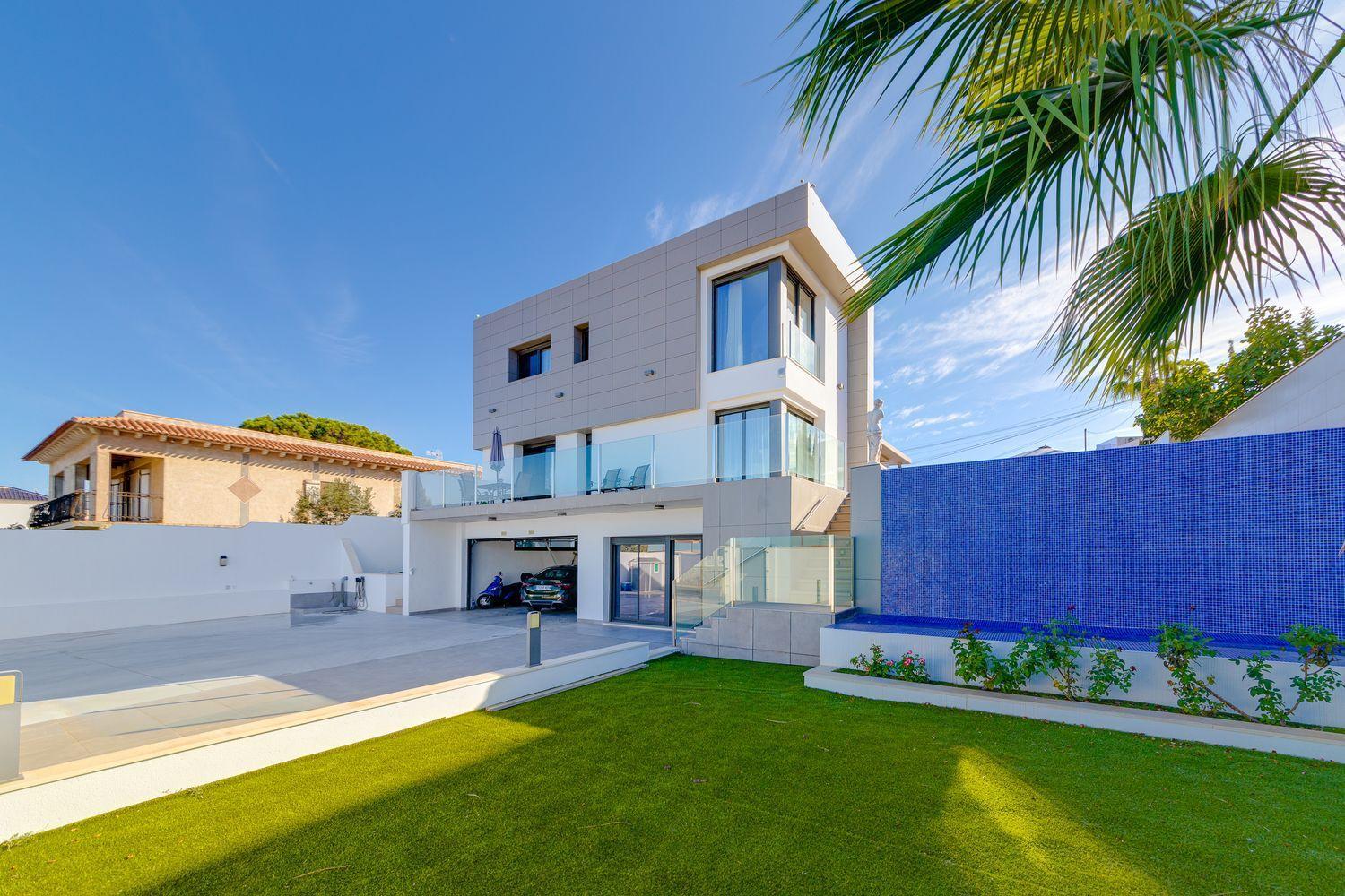 For sale - 3 Bedroom 4 Bathroom Villa in Torrevieja - Costa Blanca  - Alicante
