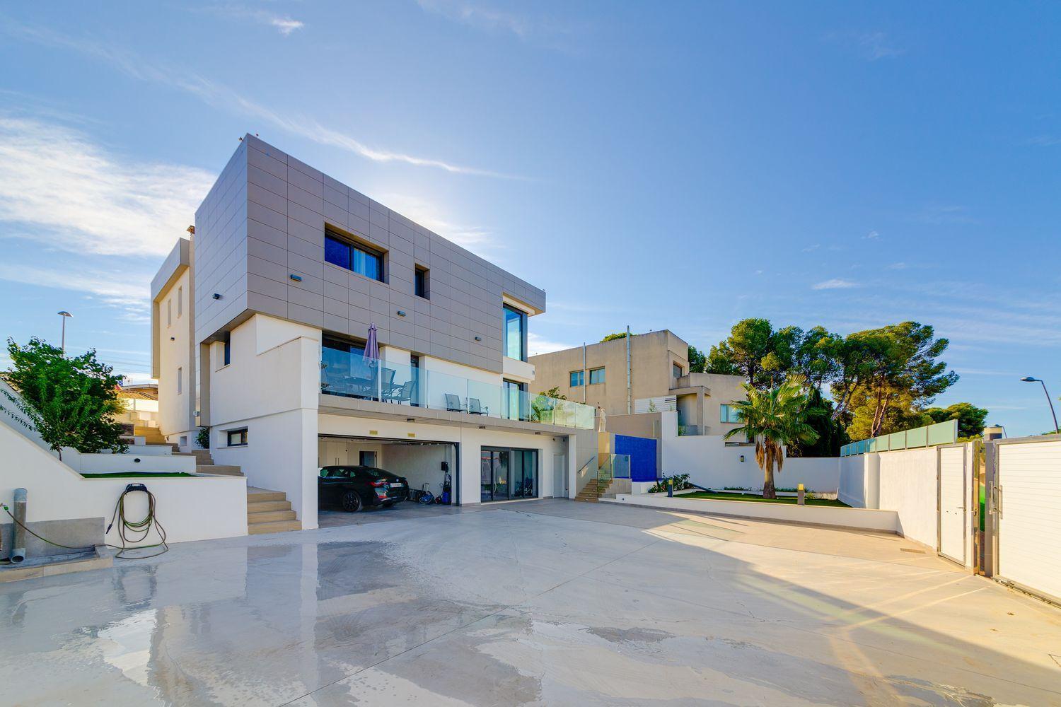 For sale - 3 Bedroom 4 Bathroom Villa in Torrevieja - Costa Blanca  - Alicante
