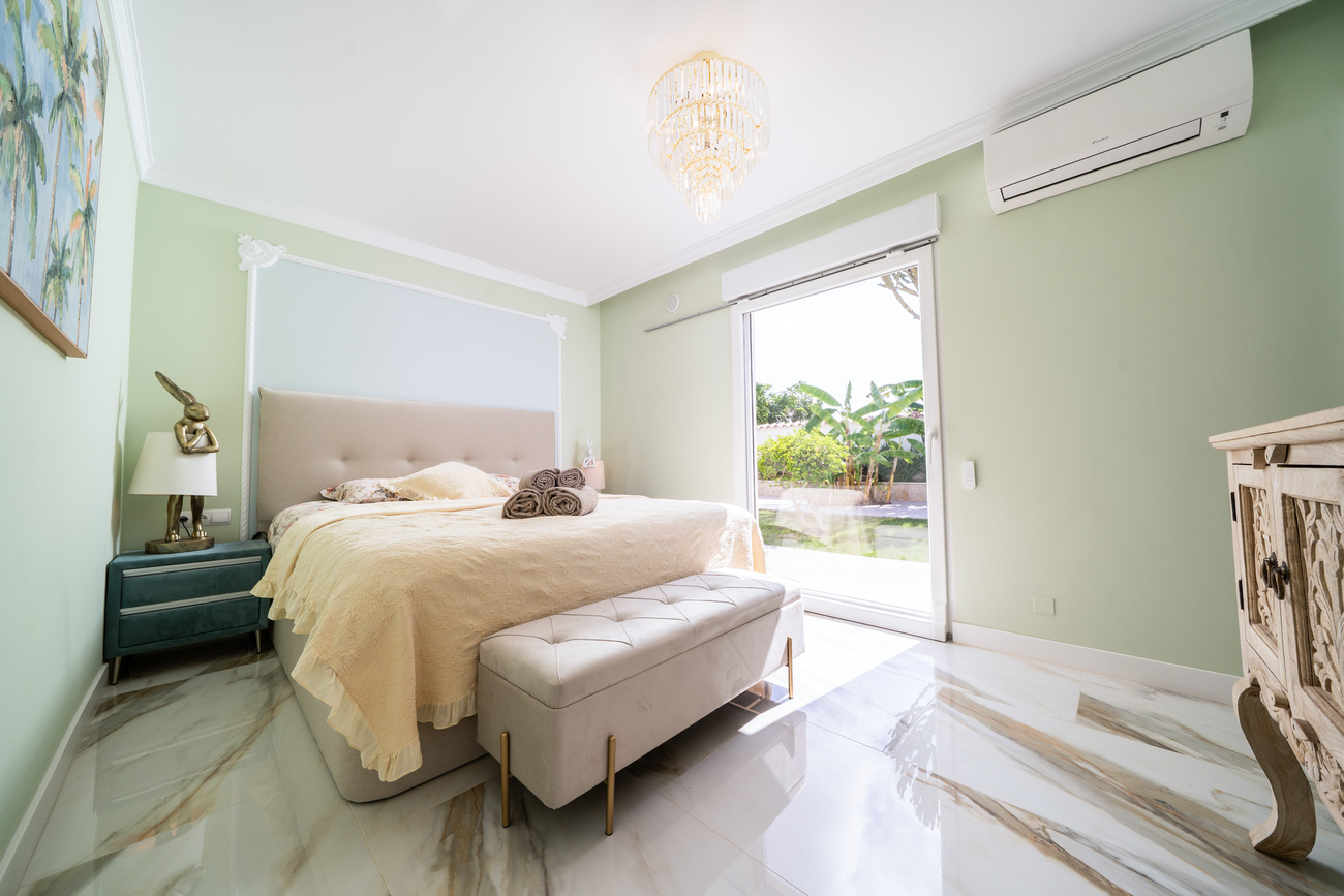 For sale - 4 Bedroom 3 Bathroom Villa in Torrevieja - Torreta  - Alicante
