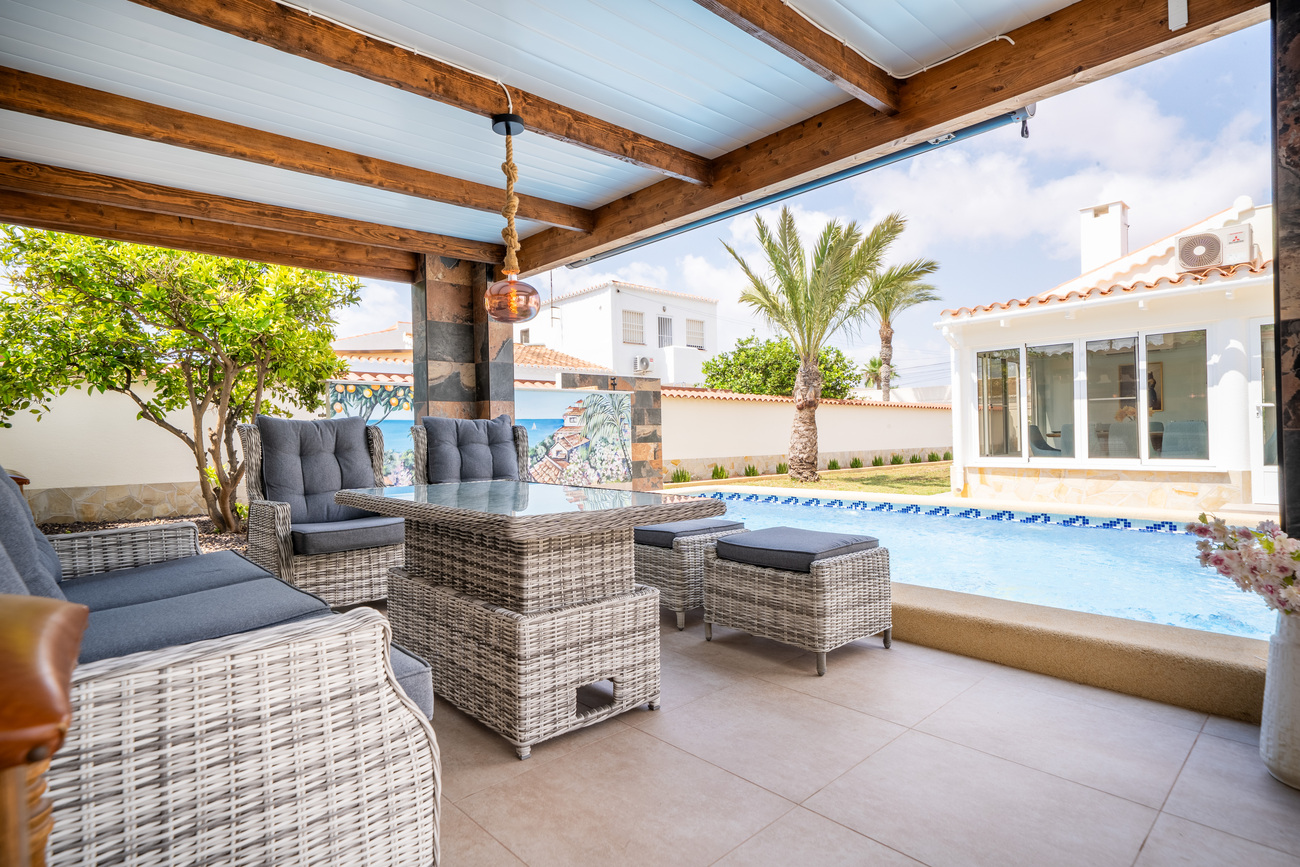 For sale - 4 Bedroom 3 Bathroom Villa in Torrevieja - Torreta  - Alicante