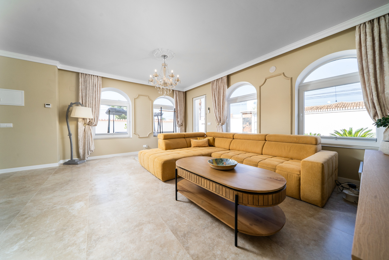 For sale - 4 Bedroom 3 Bathroom Villa in Torrevieja - Torreta  - Alicante