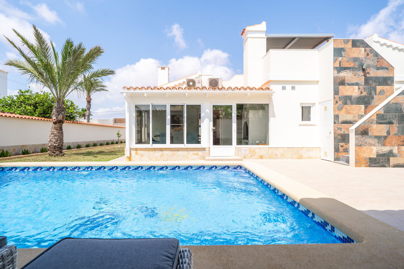 For sale - 4 Bedroom 3 Bathroom Villa in Torrevieja - Torreta  - Alicante