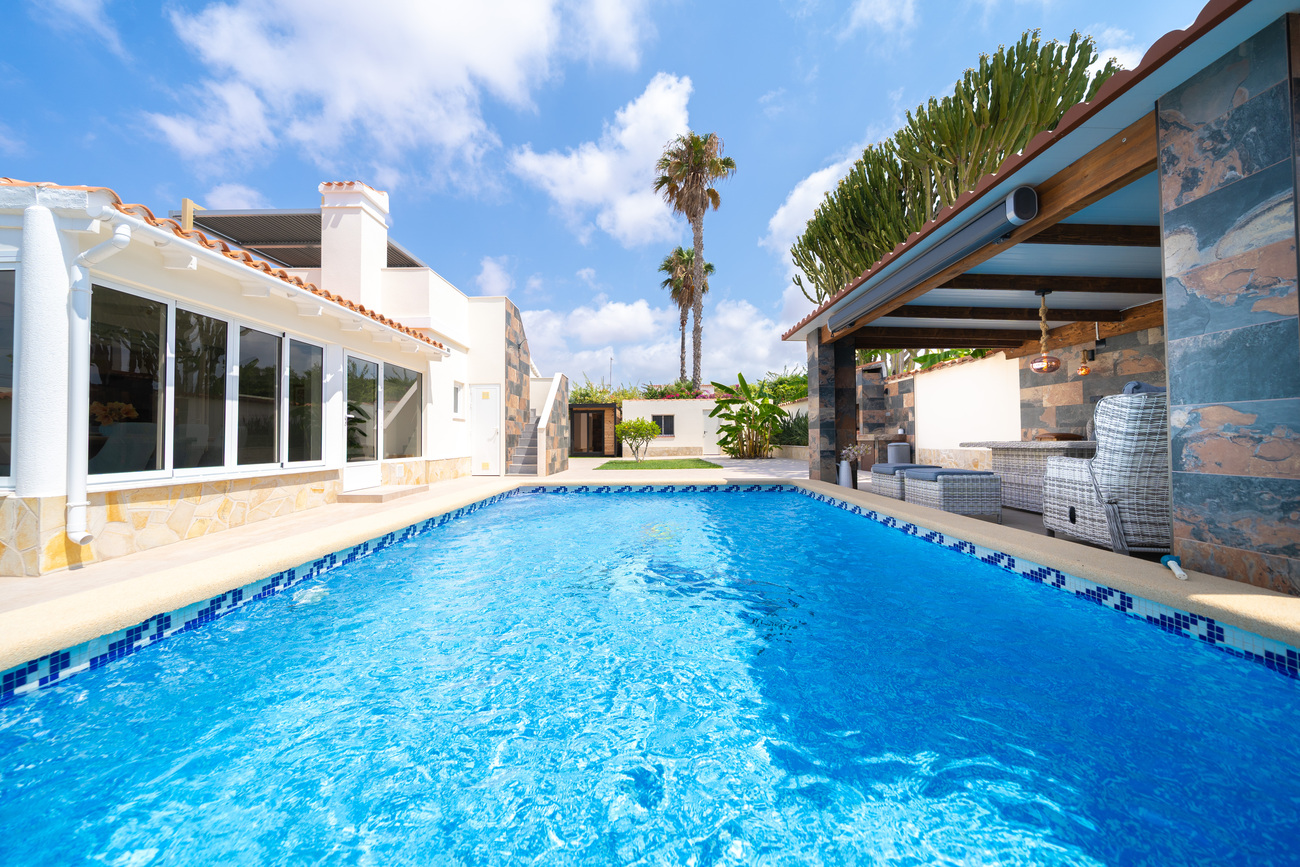 For sale - 4 Bedroom 3 Bathroom Villa in Torrevieja - Torreta  - Alicante