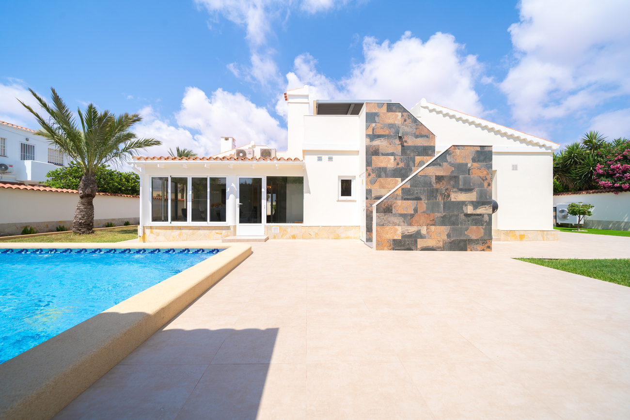 For sale - 4 Bedroom 3 Bathroom Villa in Torrevieja - Torreta  - Alicante