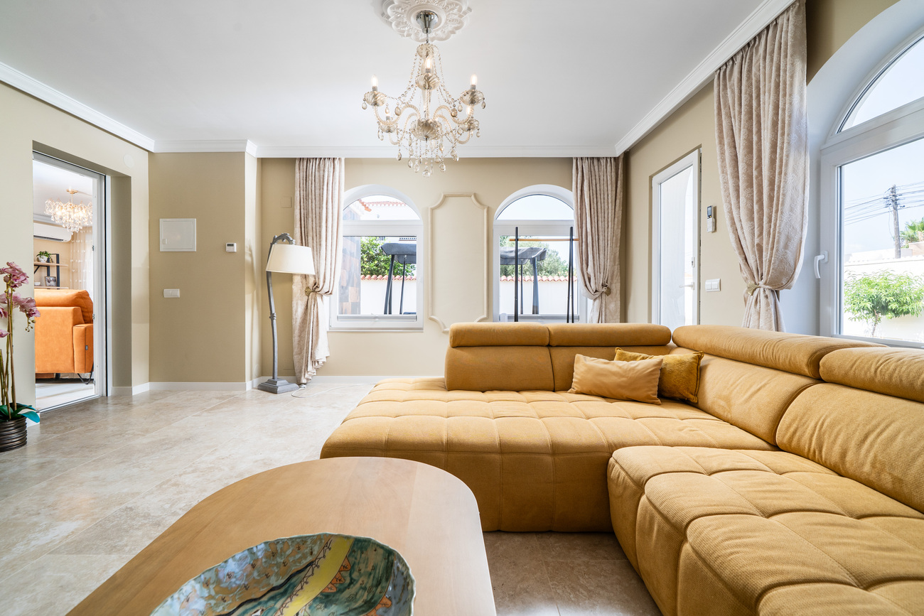 For sale - 4 Bedroom 3 Bathroom Villa in Torrevieja - Torreta  - Alicante