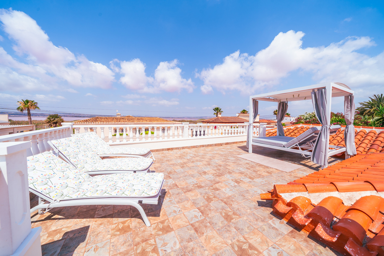 For sale - 4 Bedroom 3 Bathroom Villa in Torrevieja - Torreta  - Alicante