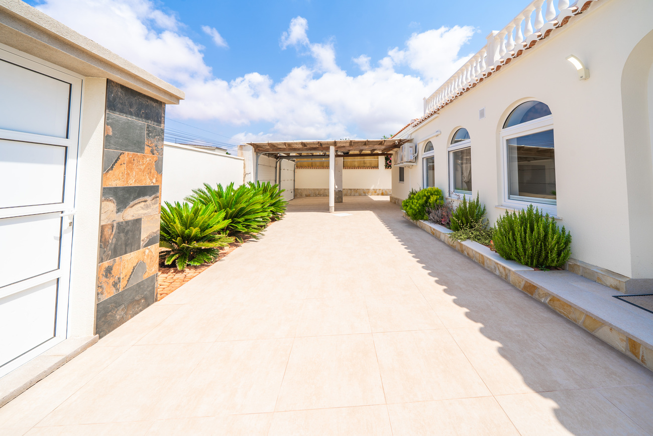 For sale - 4 Bedroom 3 Bathroom Villa in Torrevieja - Torreta  - Alicante