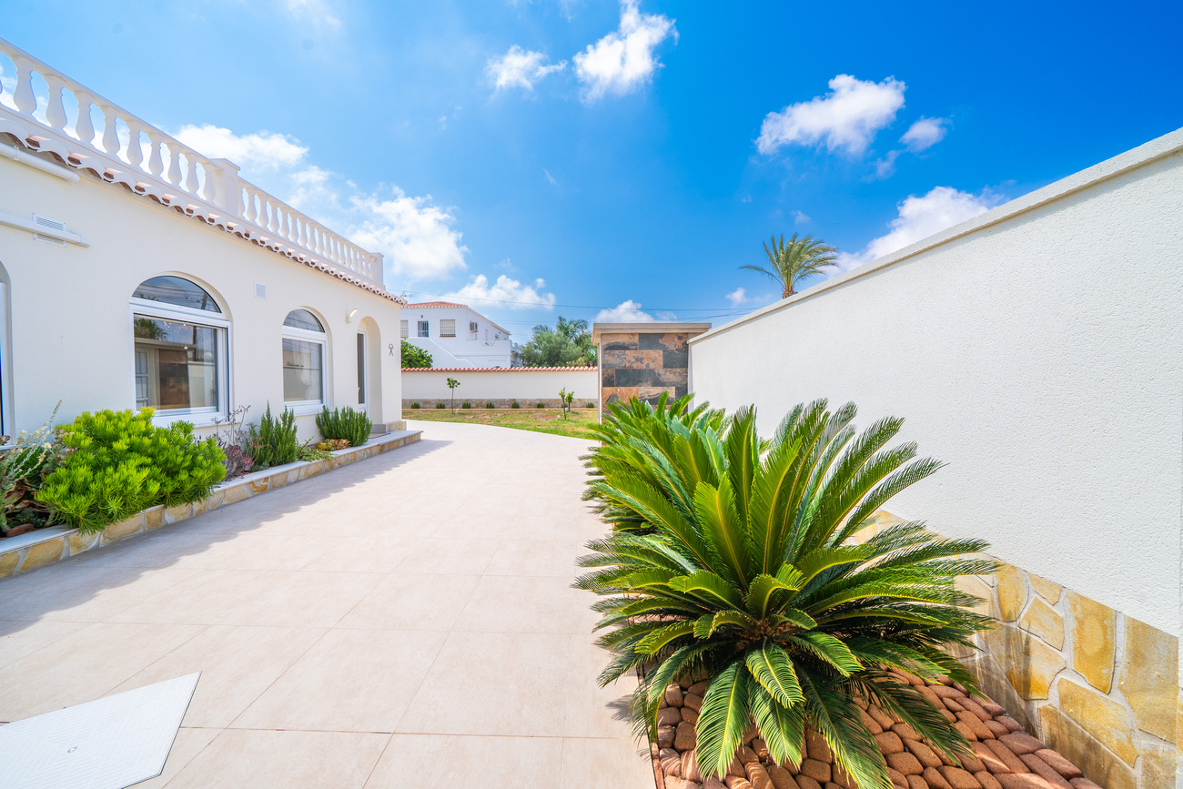For sale - 4 Bedroom 3 Bathroom Villa in Torrevieja - Torreta  - Alicante