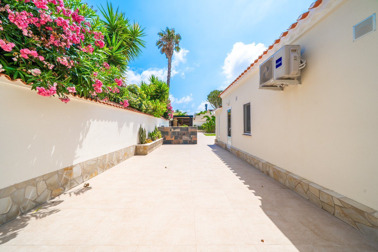 For sale - 4 Bedroom 3 Bathroom Villa in Torrevieja - Torreta  - Alicante