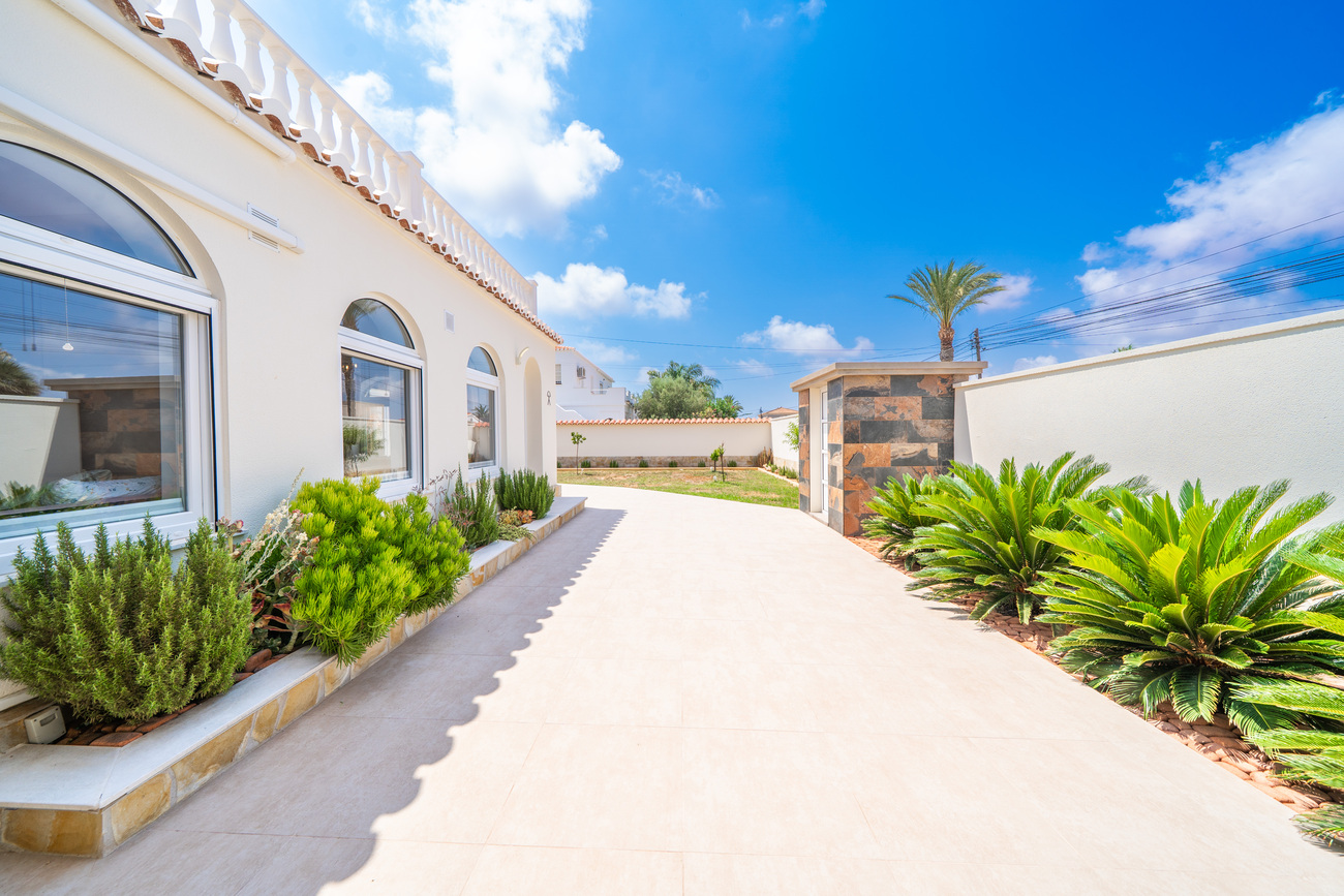 For sale - 4 Bedroom 3 Bathroom Villa in Torrevieja - Torreta  - Alicante