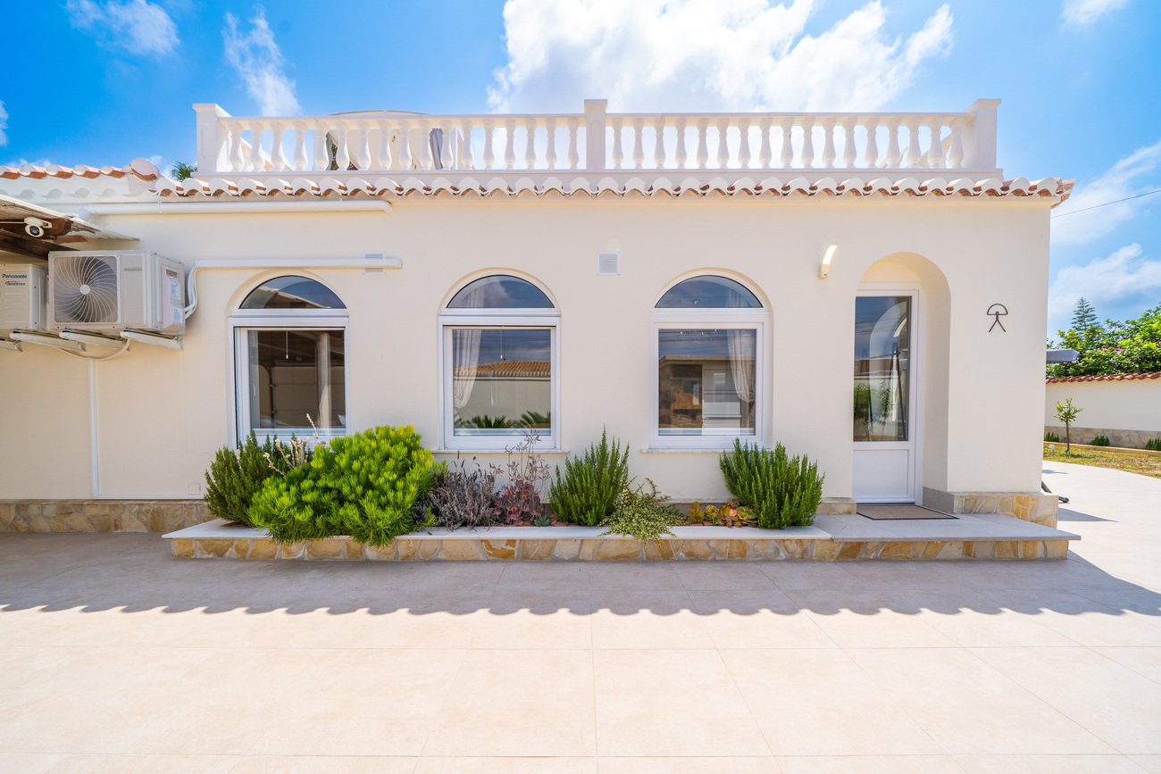 For sale - 4 Bedroom 3 Bathroom Villa in Torrevieja - Torreta  - Alicante