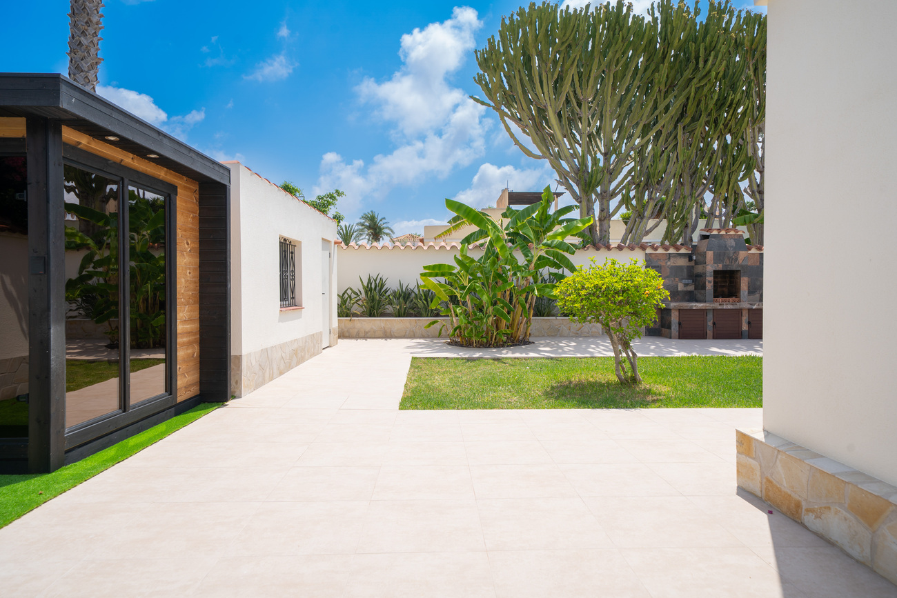 For sale - 4 Bedroom 3 Bathroom Villa in Torrevieja - Torreta  - Alicante