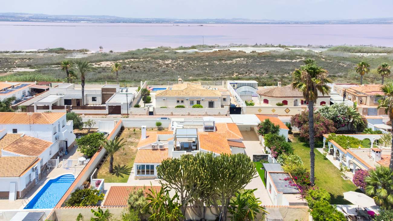 For sale - 4 Bedroom 3 Bathroom Villa in Torrevieja - Torreta  - Alicante