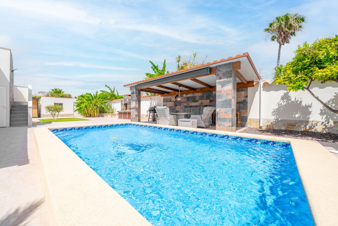For sale - 4 Bedroom 3 Bathroom Villa in Torrevieja - Torreta  - Alicante