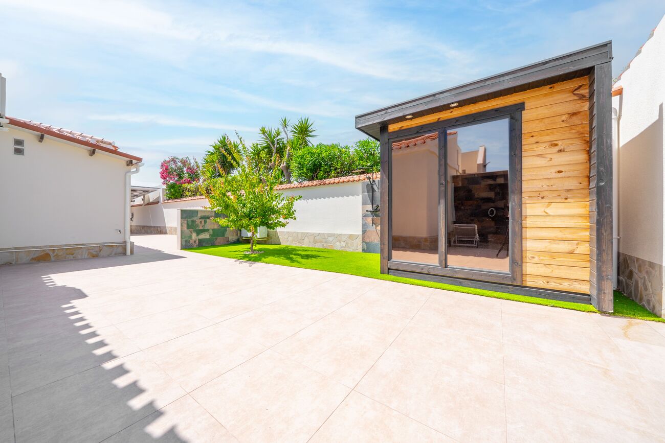 For sale - 4 Bedroom 3 Bathroom Villa in Torrevieja - Torreta  - Alicante