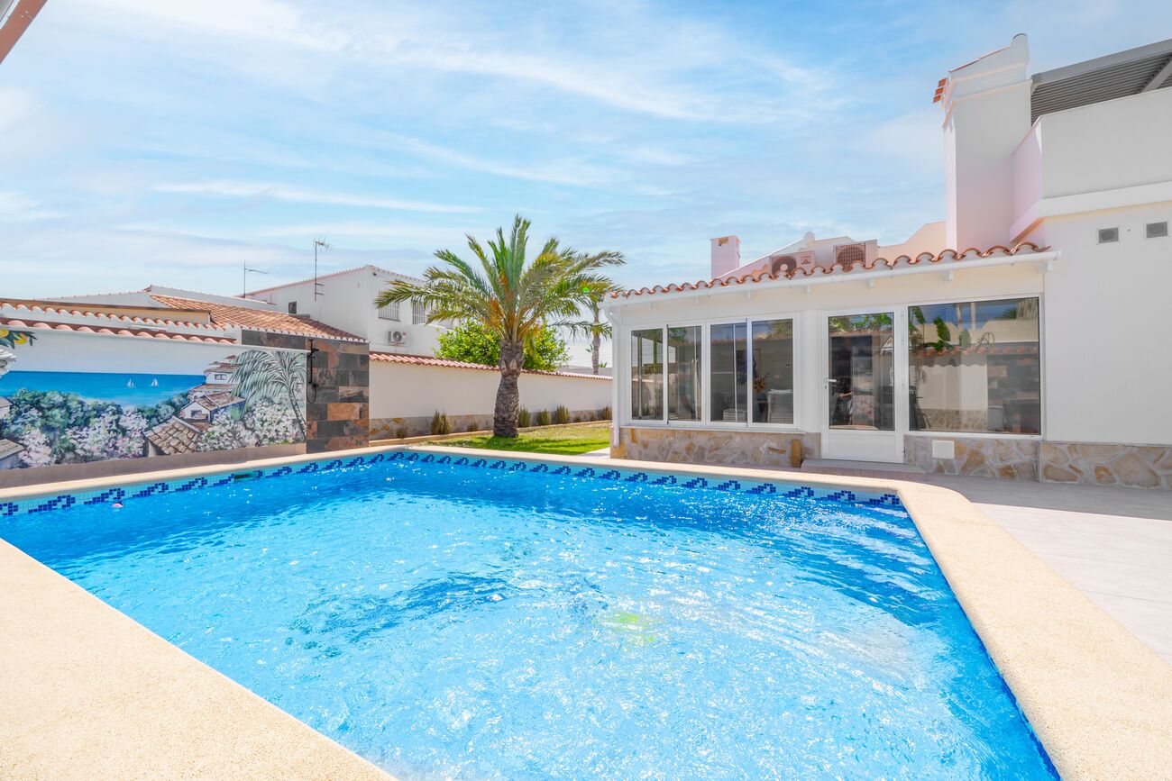 For sale - 4 Bedroom 3 Bathroom Villa in Torrevieja - Torreta  - Alicante