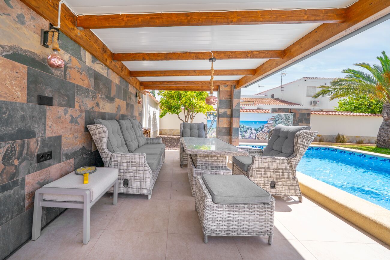 For sale - 4 Bedroom 3 Bathroom Villa in Torrevieja - Torreta  - Alicante