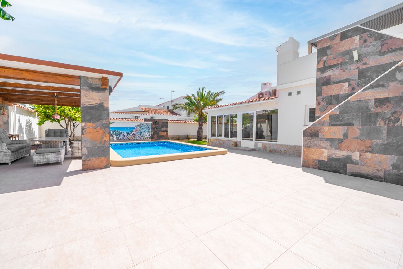 For sale - 4 Bedroom 3 Bathroom Villa in Torrevieja - Torreta  - Alicante