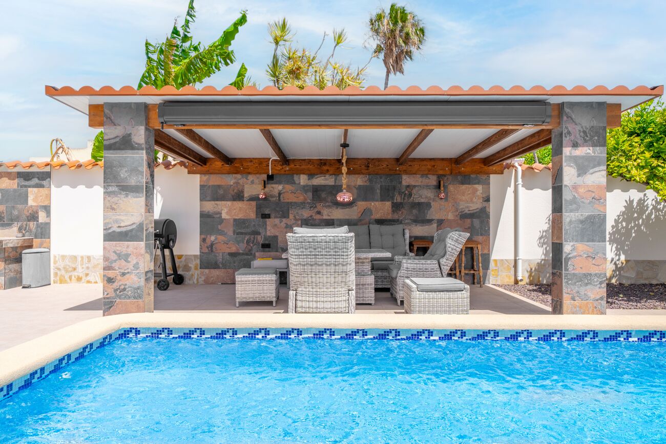 For sale - 4 Bedroom 3 Bathroom Villa in Torrevieja - Torreta  - Alicante