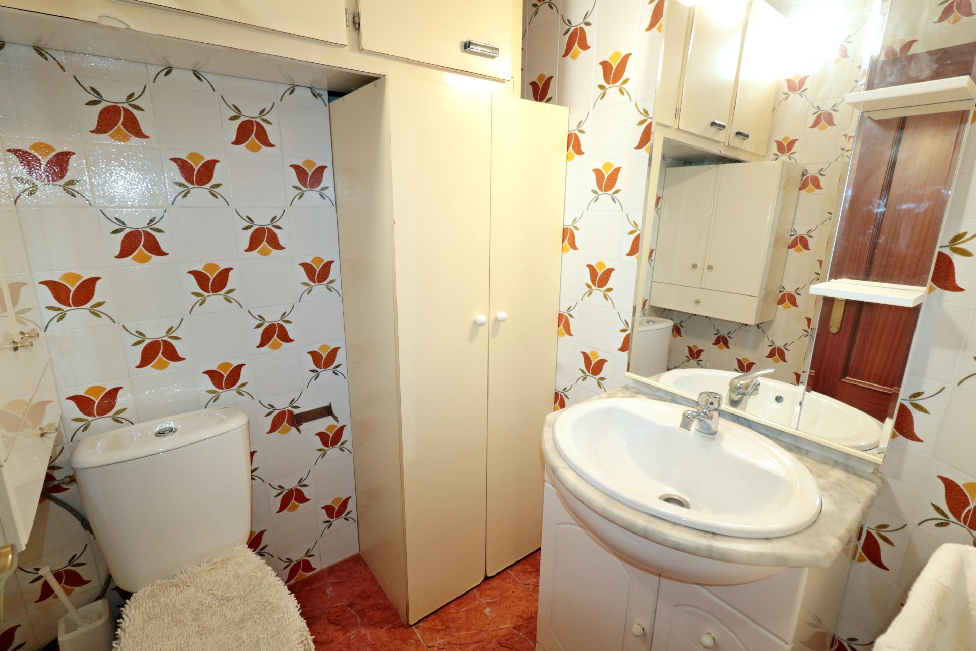 For sale - 3 Bedroom 1 Bathroom Apartment in Torrevieja - Torrevieja  - Alicante