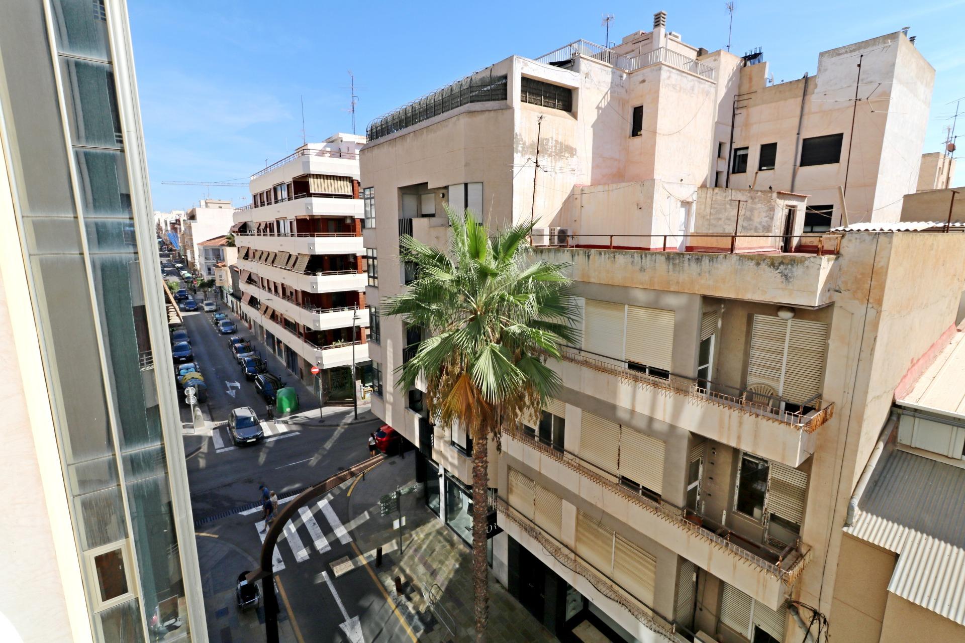For sale - 3 Bedroom 1 Bathroom Apartment in Torrevieja - Torrevieja  - Alicante