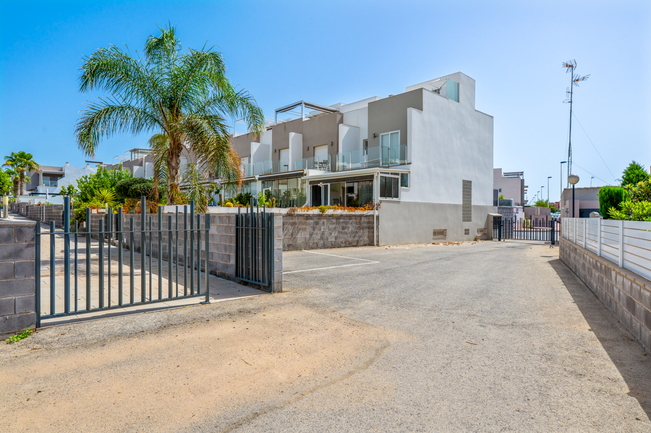 For sale - 4 Bedroom 3 Bathroom Town House in Torrevieja - Costa Blanca  - Alicante