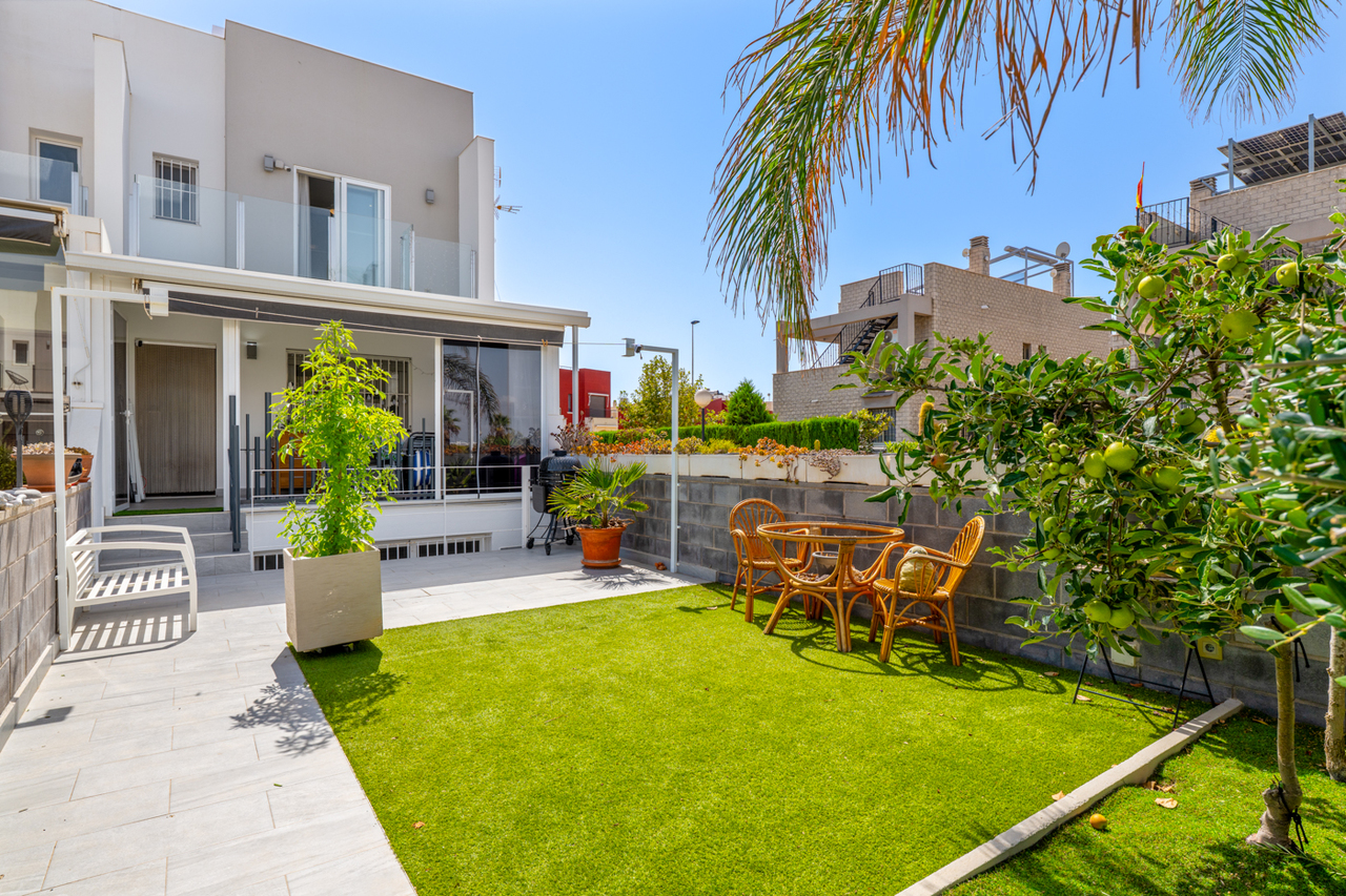 For sale - 4 Bedroom 3 Bathroom Town House in Torrevieja - Costa Blanca  - Alicante
