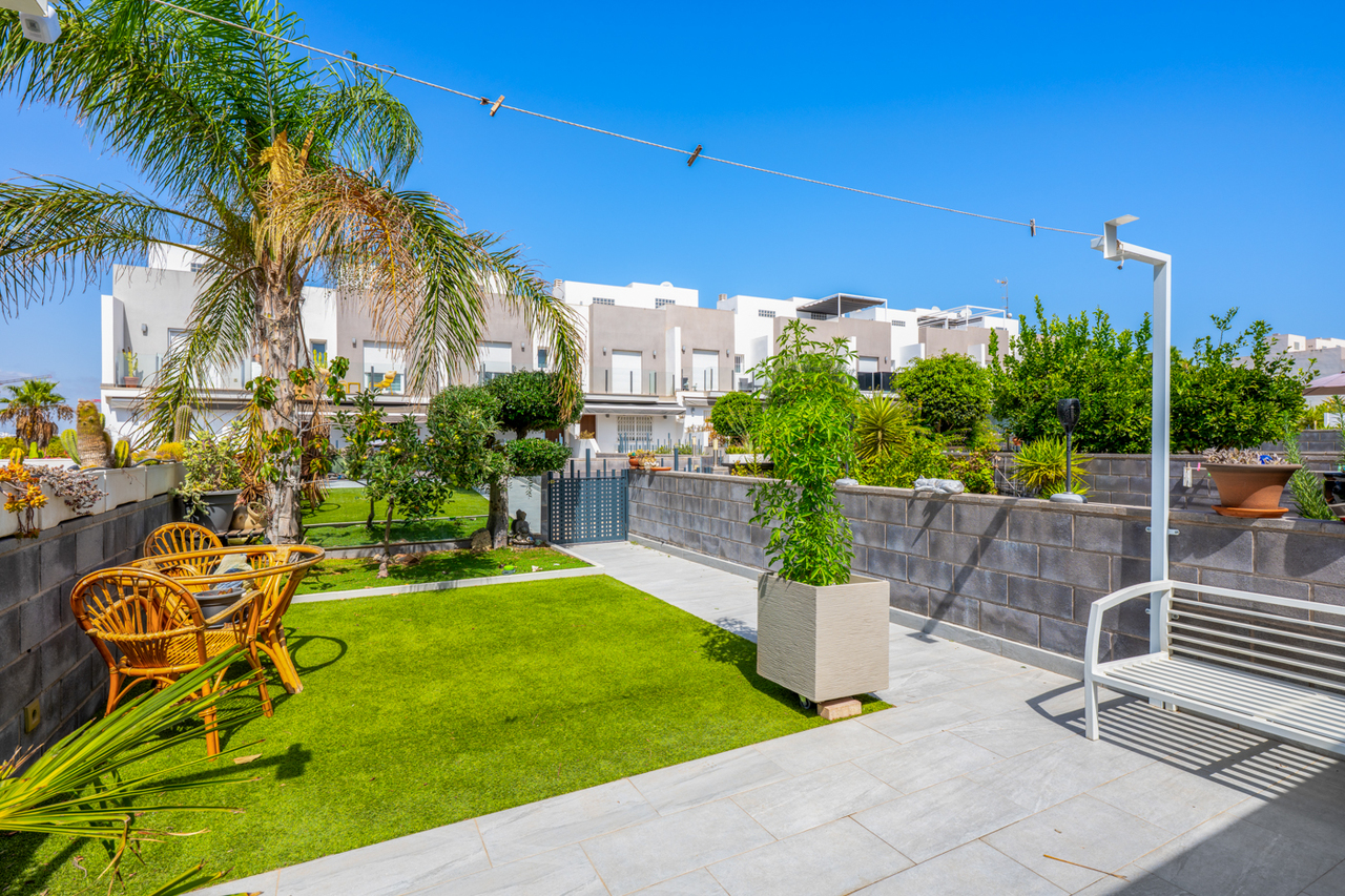 For sale - 4 Bedroom 3 Bathroom Town House in Torrevieja - Costa Blanca  - Alicante