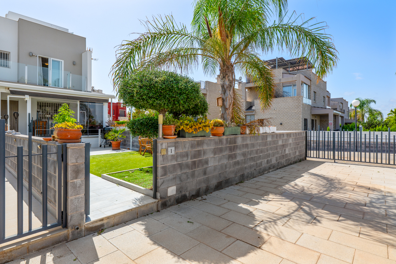 For sale - 4 Bedroom 3 Bathroom Town House in Torrevieja - Costa Blanca  - Alicante