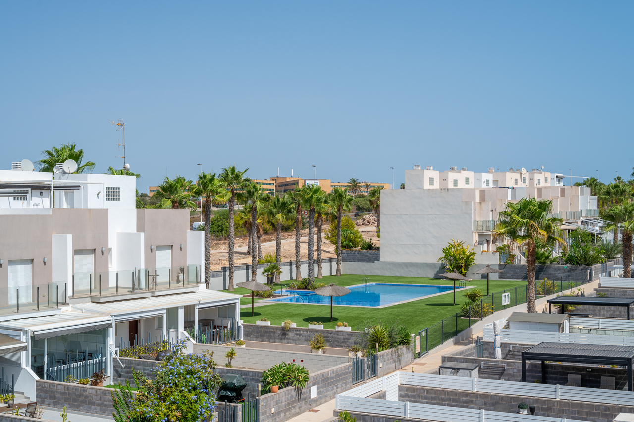 For sale - 4 Bedroom 3 Bathroom Town House in Torrevieja - Costa Blanca  - Alicante