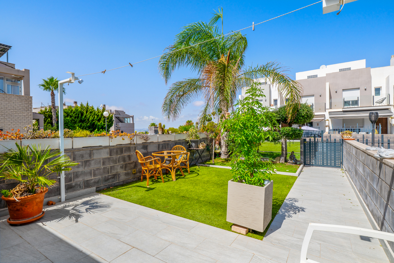 For sale - 4 Bedroom 3 Bathroom Town House in Torrevieja - Costa Blanca  - Alicante