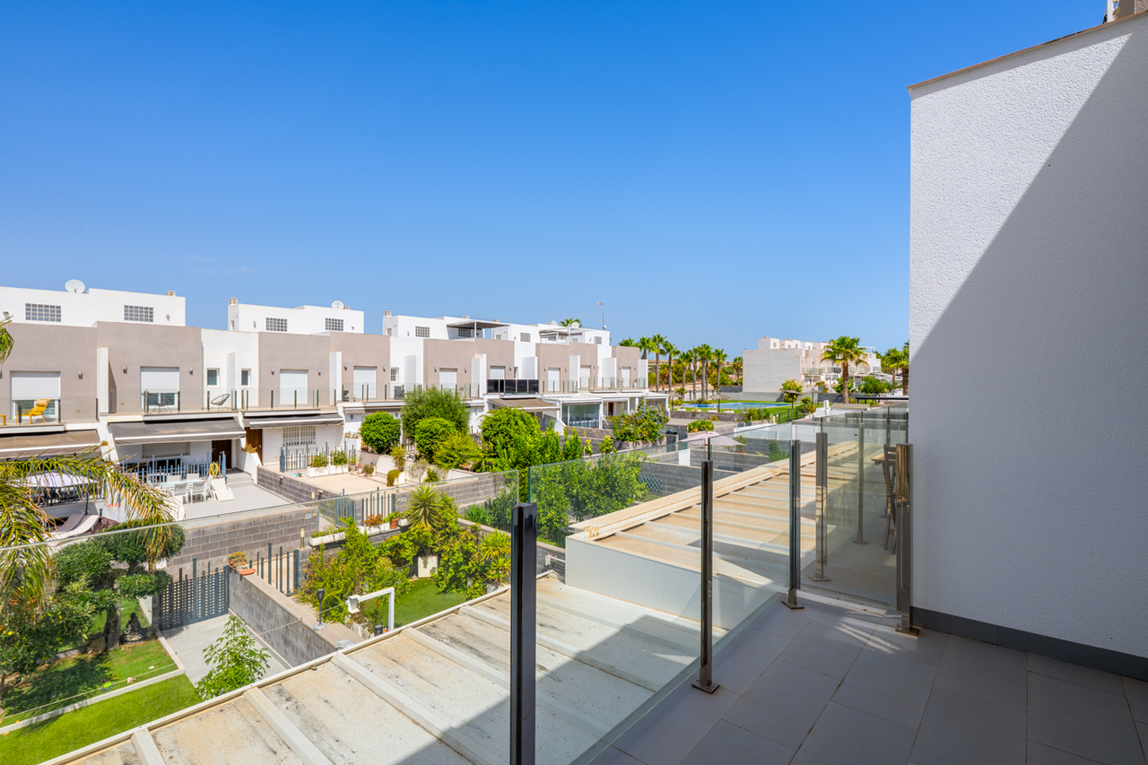 For sale - 4 Bedroom 3 Bathroom Town House in Torrevieja - Costa Blanca  - Alicante