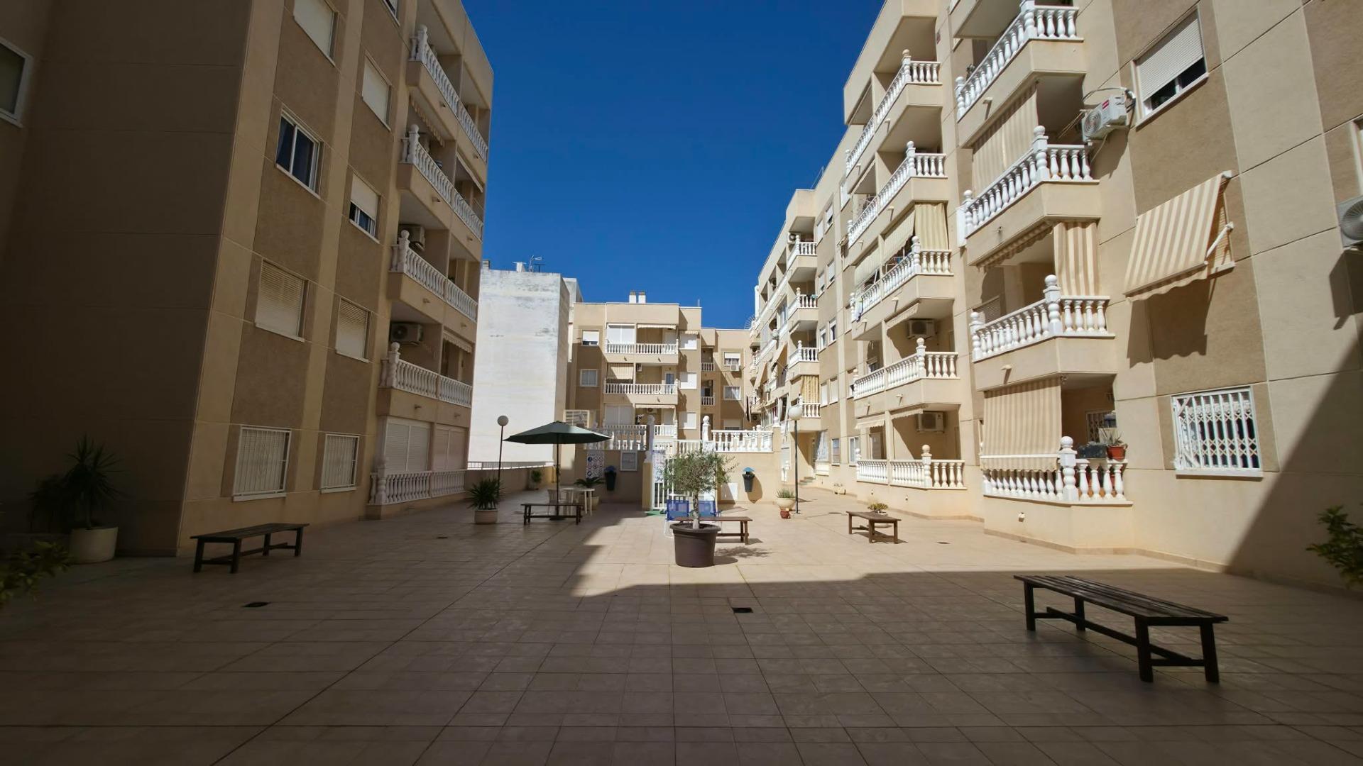For sale - 3 Bedroom 2 Bathroom Apartment in Torrevieja - Playa Del Cura  - Alicante