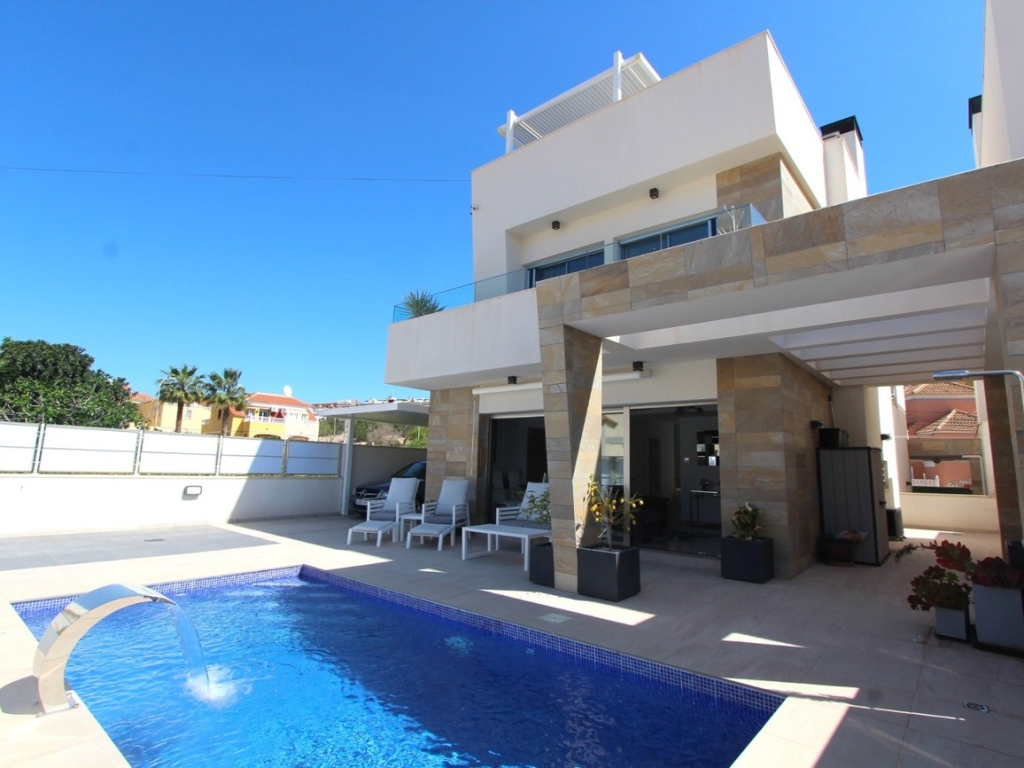 5 Bedroom 4 Bathroom Villa in Villamartin