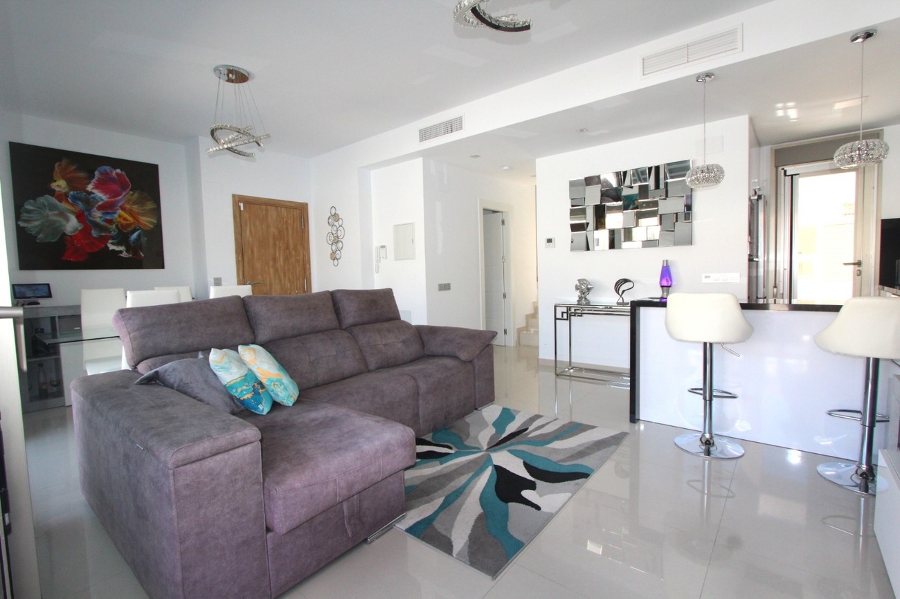 For sale - 5 Bedroom 4 Bathroom Villa in Villamartin - El Galan  - Alicante