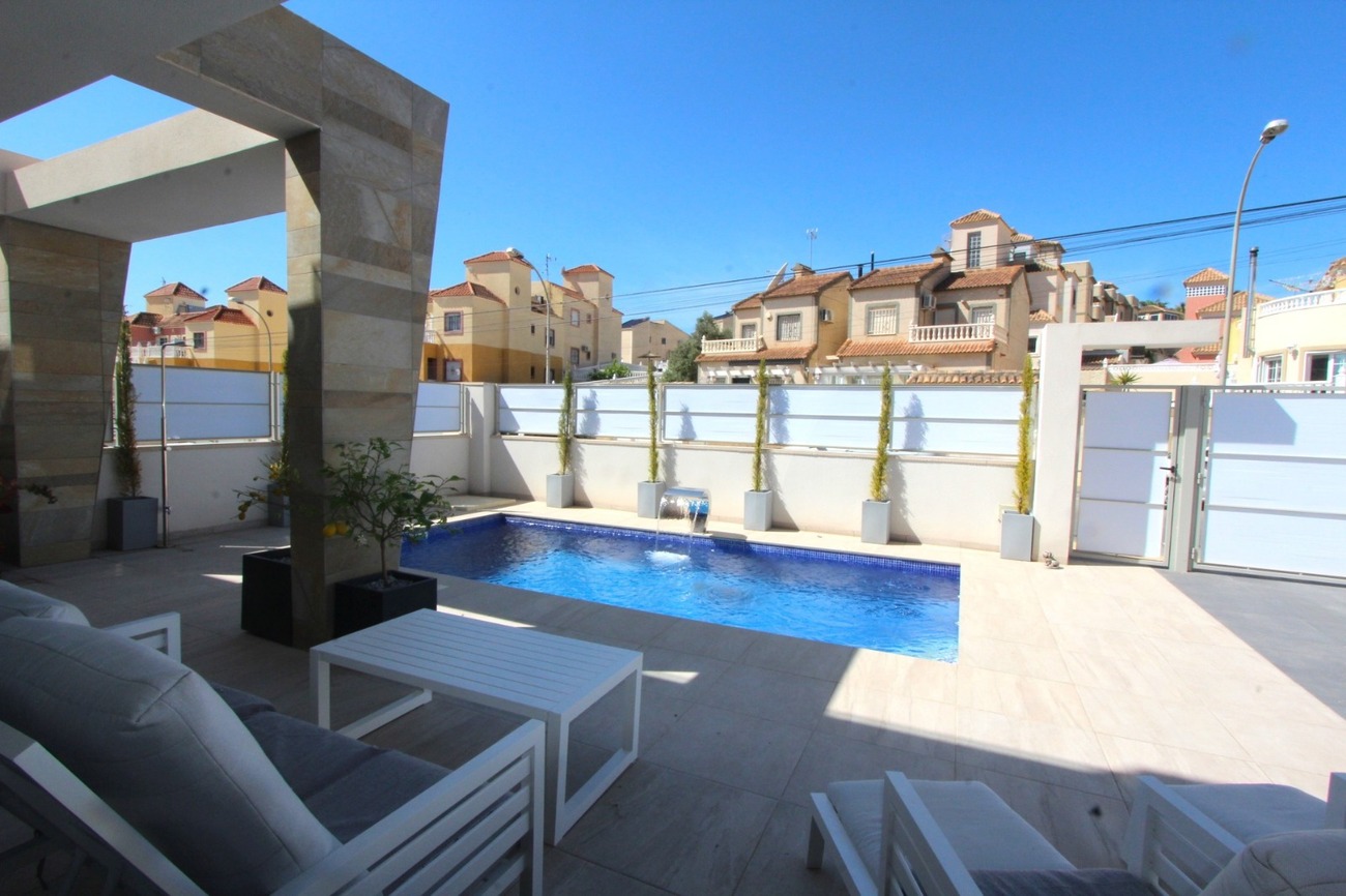 For sale - 5 Bedroom 4 Bathroom Villa in Villamartin - El Galan  - Alicante
