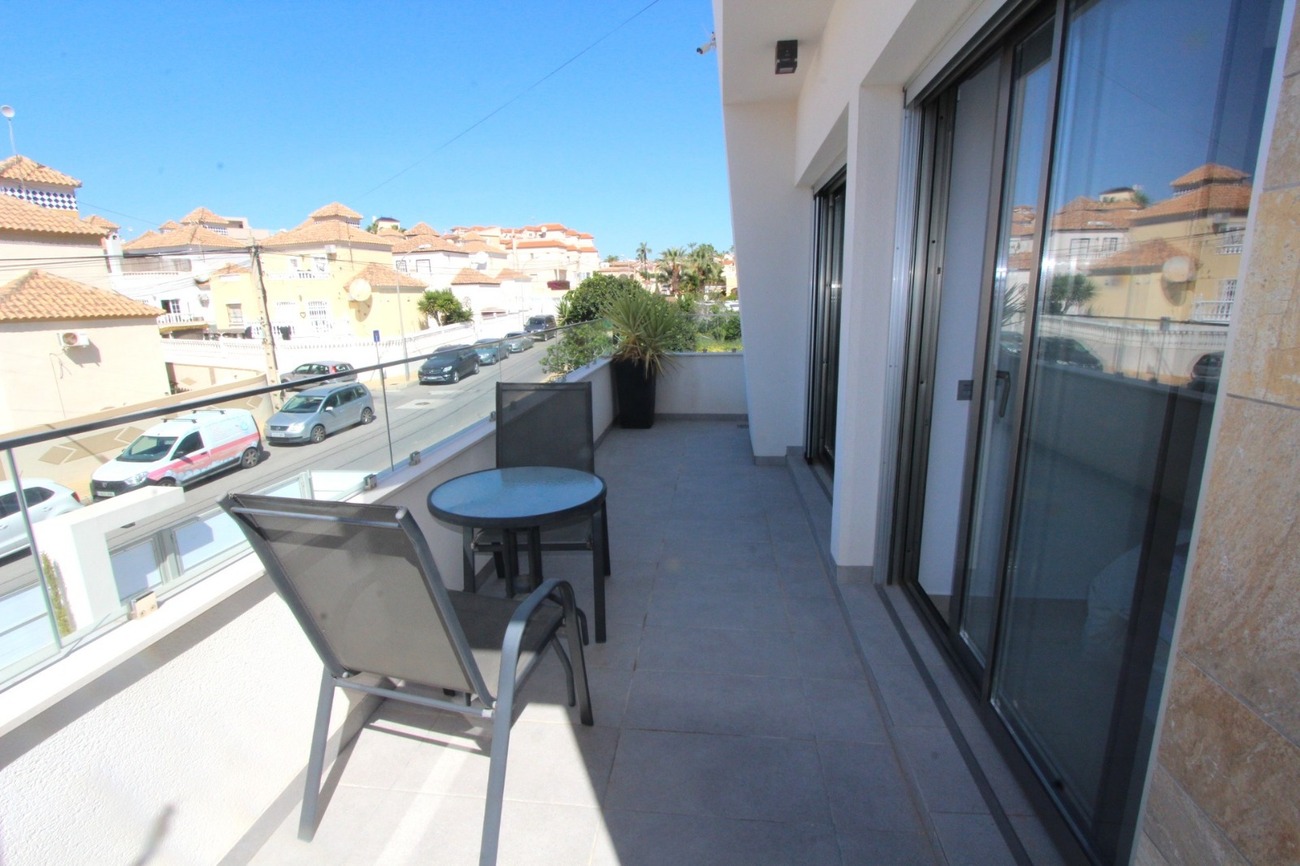 For sale - 5 Bedroom 4 Bathroom Villa in Villamartin - El Galan  - Alicante