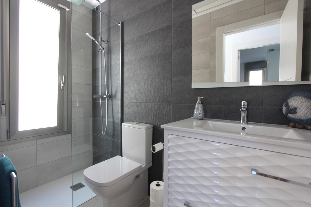 For sale - 5 Bedroom 4 Bathroom Villa in Villamartin - El Galan  - Alicante