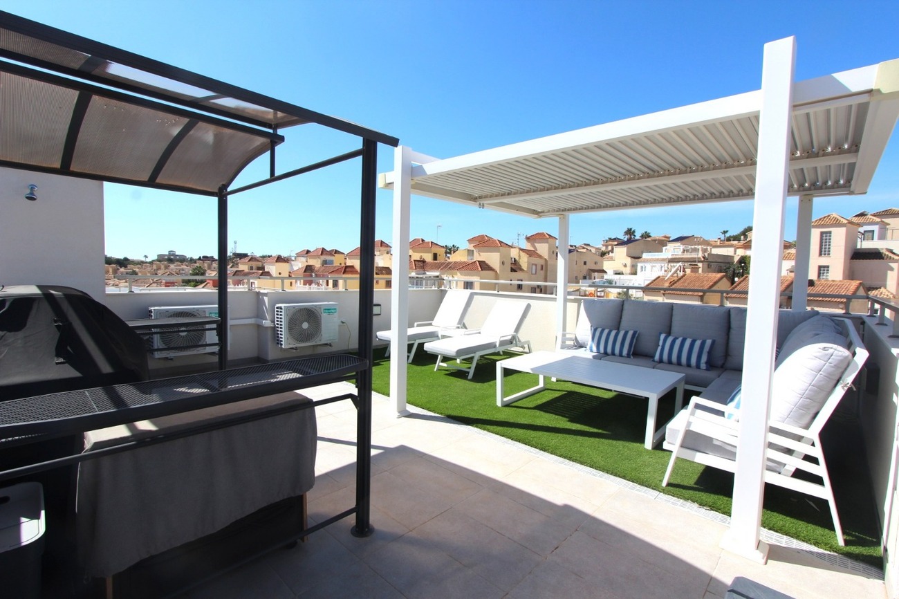 For sale - 5 Bedroom 4 Bathroom Villa in Villamartin - El Galan  - Alicante