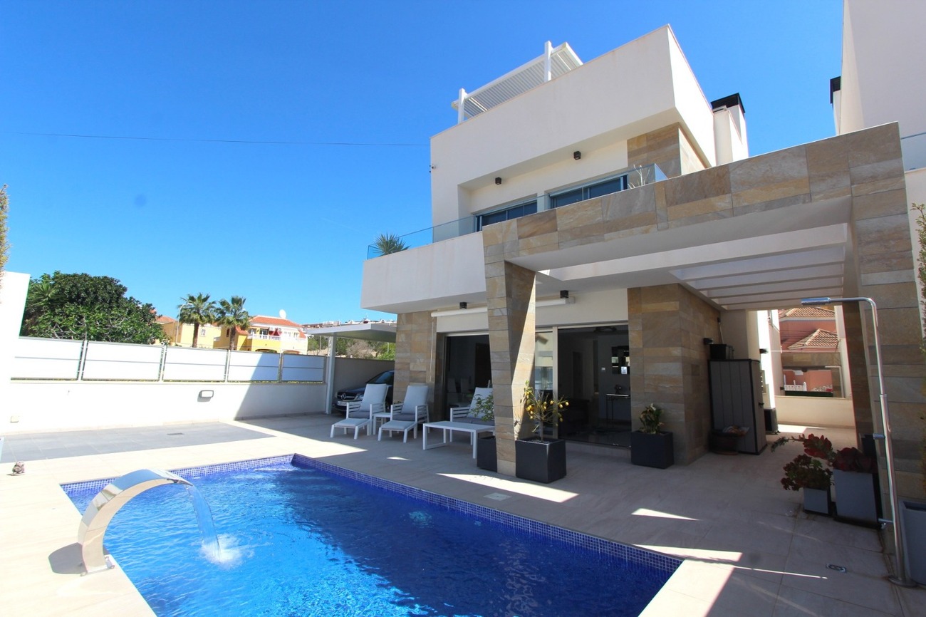 For sale - 5 Bedroom 4 Bathroom Villa in Villamartin - El Galan  - Alicante