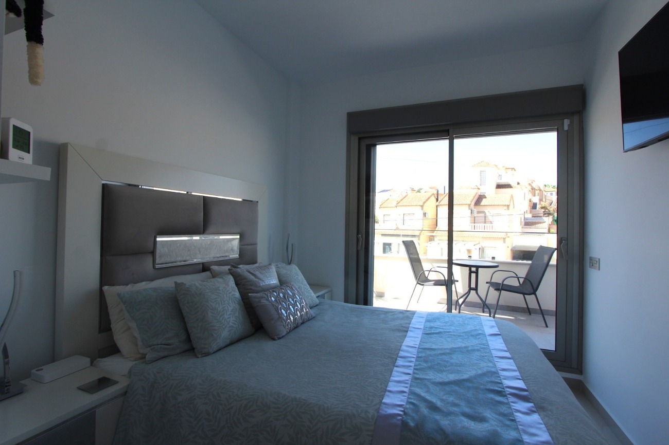 For sale - 5 Bedroom 4 Bathroom Villa in Villamartin - El Galan  - Alicante